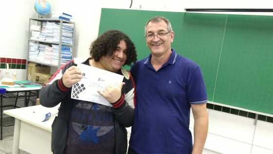 Professor Narciso Franzin entregando certificado para estudante do curso FIC Assistente Administrativo