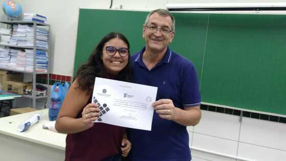 Professor Narciso Franzin entregando certificado à estudante do curso FIC Assistente Administrativo