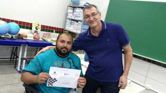 Professor Narciso Franzin entregando certificado ao estudante do curso FIC Assistente Administrativo