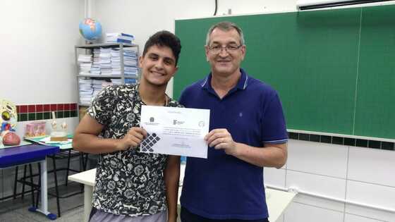 Professor Narciso Franzin entregando certificado ao estudante do curso FIC Assistente Administrativo