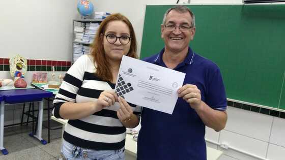 Professor Narciso Franzin entregando certificado À estudante do curso FIC Assistente Administrativo