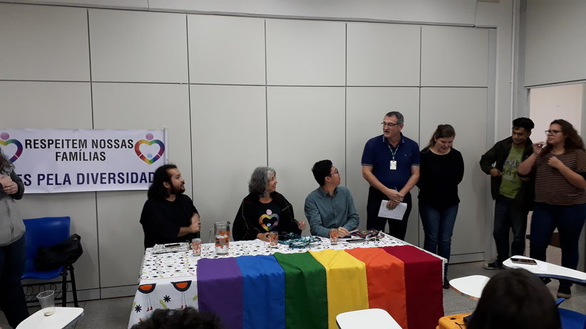 Professor Narciso Franzin em pé proferindo discurso de agradecimento aos palestrantes convidados no evento de combate à homofobia no ambiente escolar