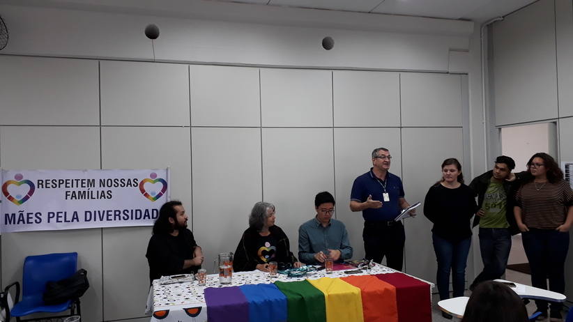 Professor Narciso Franzin em pé proferindo discurso de agradecimento aos palestrantes convidados no evento de combate à homofobia no ambiente escolar