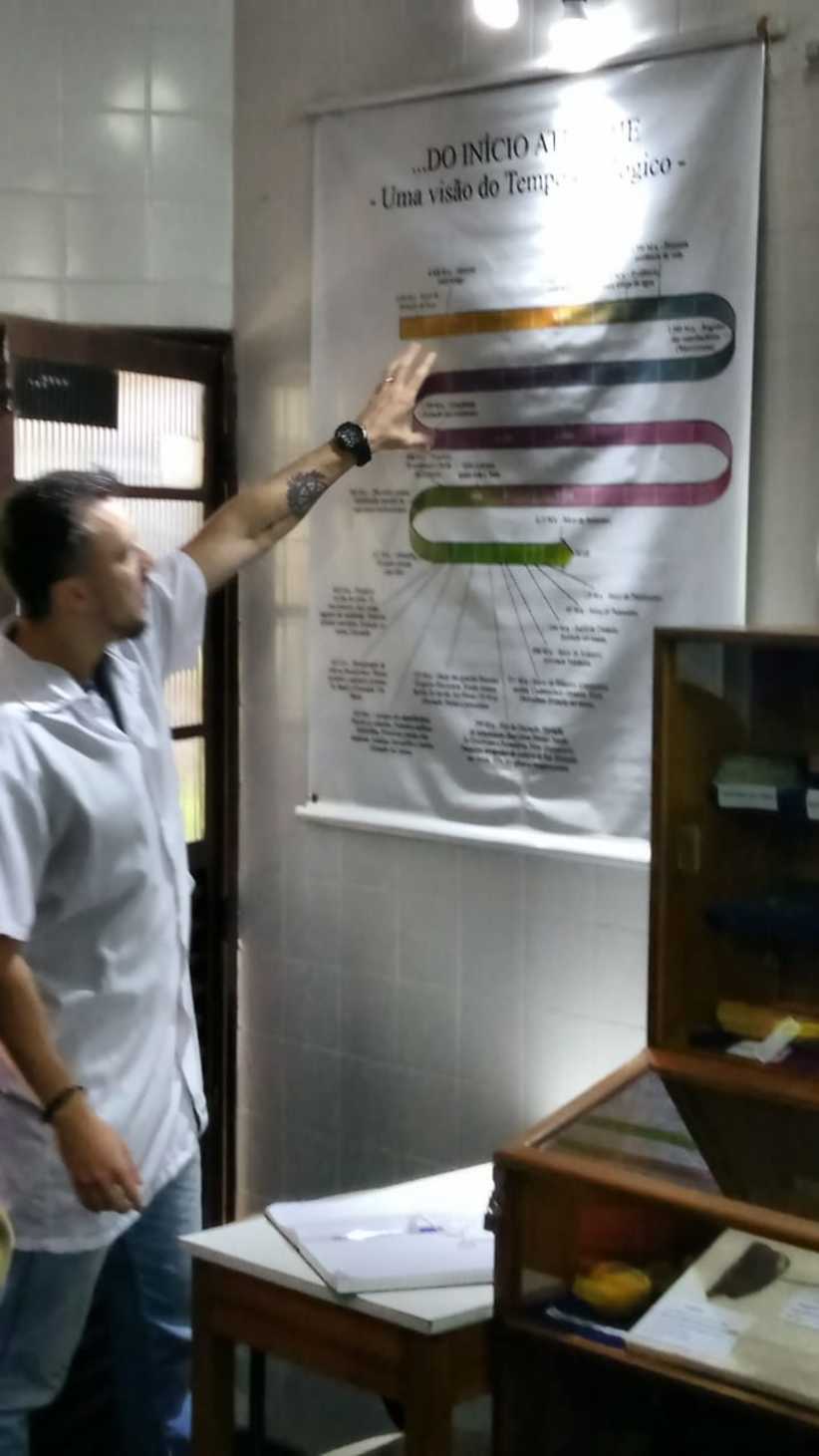 Profissional da Estação climatológica da UEM rezando explicação de um banner