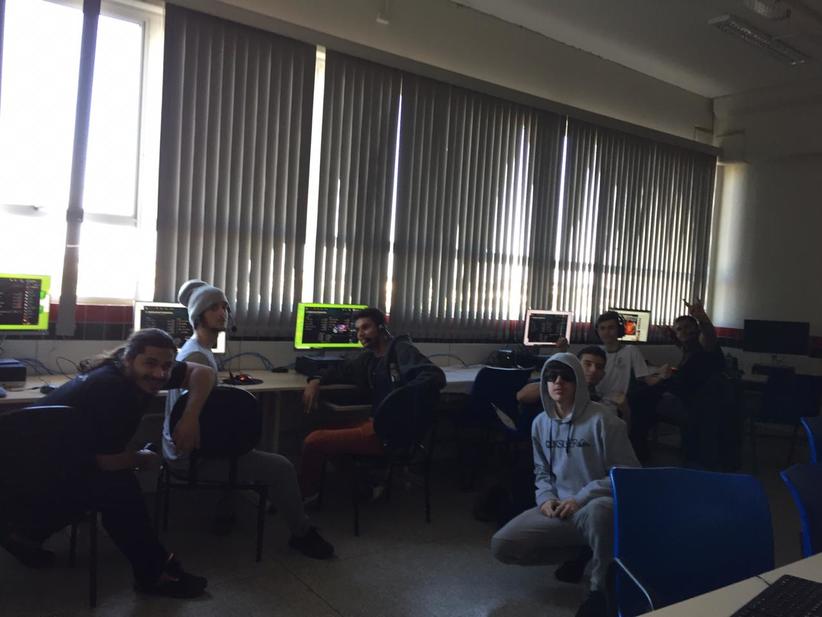 Participantes do I Campeonato Aberto League of Legends IFPR Astorga posando para foto no laboratório de informática