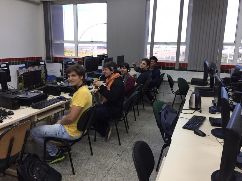 Participantes do I Campeonato Aberto League of Legends IFPR Astorga participando de disputa no laboratório de informática