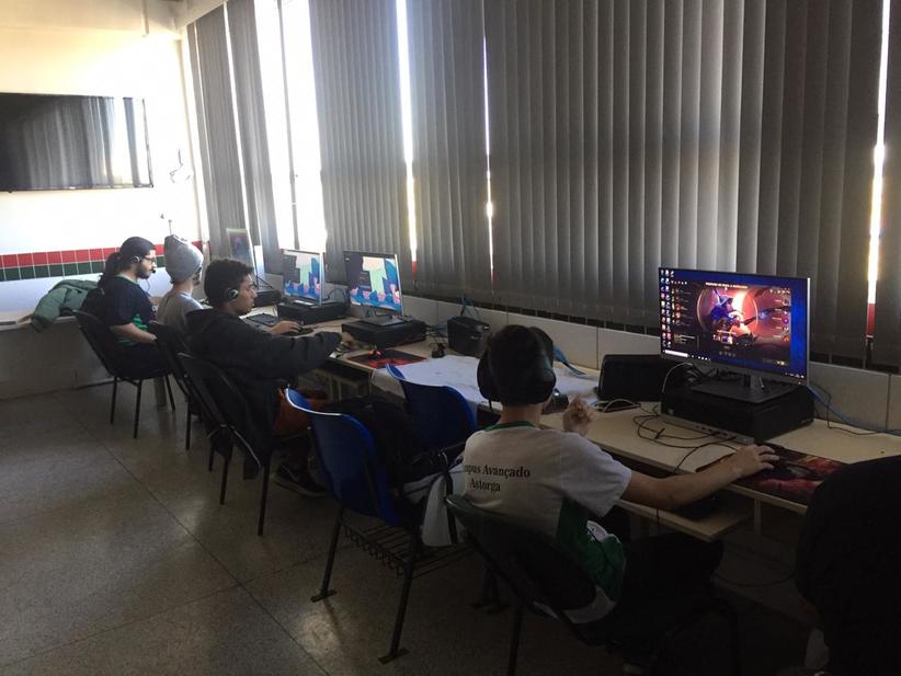 Participantes do I Campeonato Aberto League of Legends IFPR Astorga participando de disputa no laboratório de informática