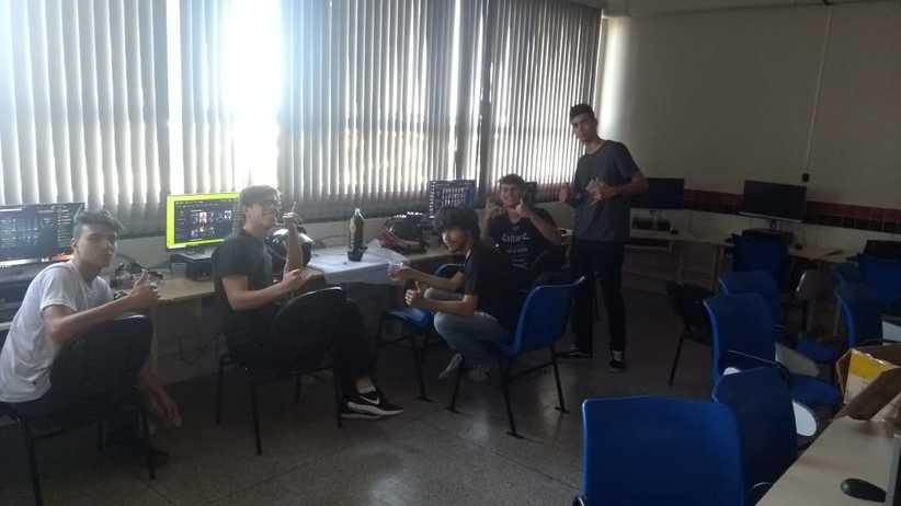 Participantes do I Campeonato Aberto League of Legends IFPR Astorga posando pra foto no laboratório de informática