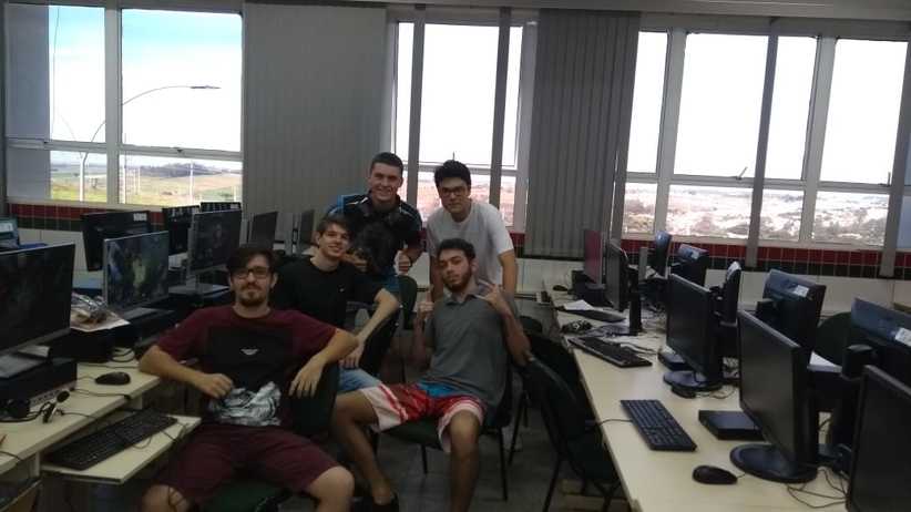 Participantes do I Campeonato Aberto League of Legends IFPR Astorga posando pra foto no laboratório de informática