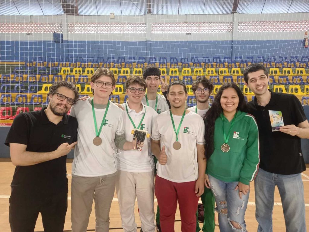 Equipe do Campus Barracão conquista 2° lugar na Olimpíada de Robótica do IFPR.