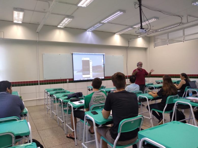 Em uma das salas de aula do campus, o professor Valdeni explica o funcionamento do software GeoGebra 3D aos estudantes do curso de Informática.