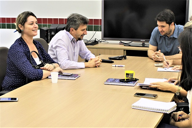 Foto da reunião com a presença do vice-prefeito Nilton Bobato. a secretária de Meio Ambiente Ângela Meira, e o diretor-geral do Campus, Alcione Benacchio.