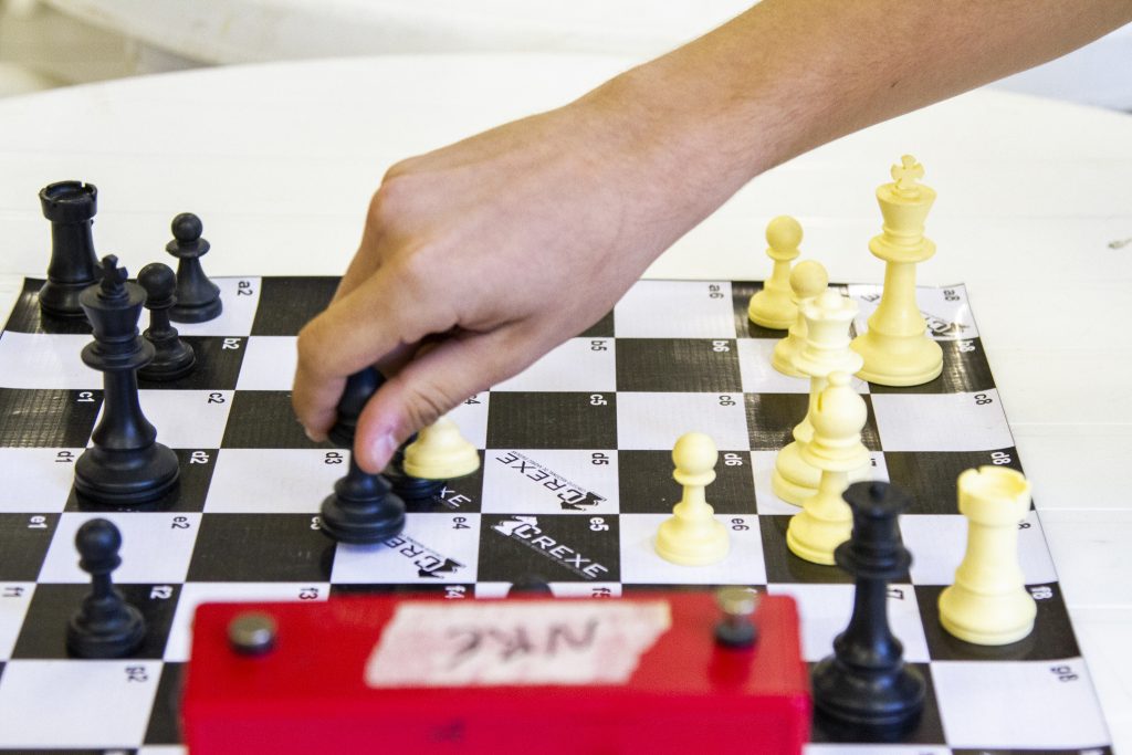 Disputas de tênis de mesa e xadrez dão início à oitava edição dos