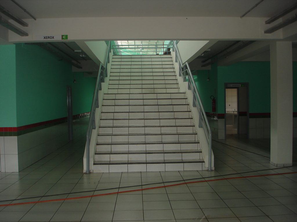 Bloco didático - escada de acesso ao piso superior
