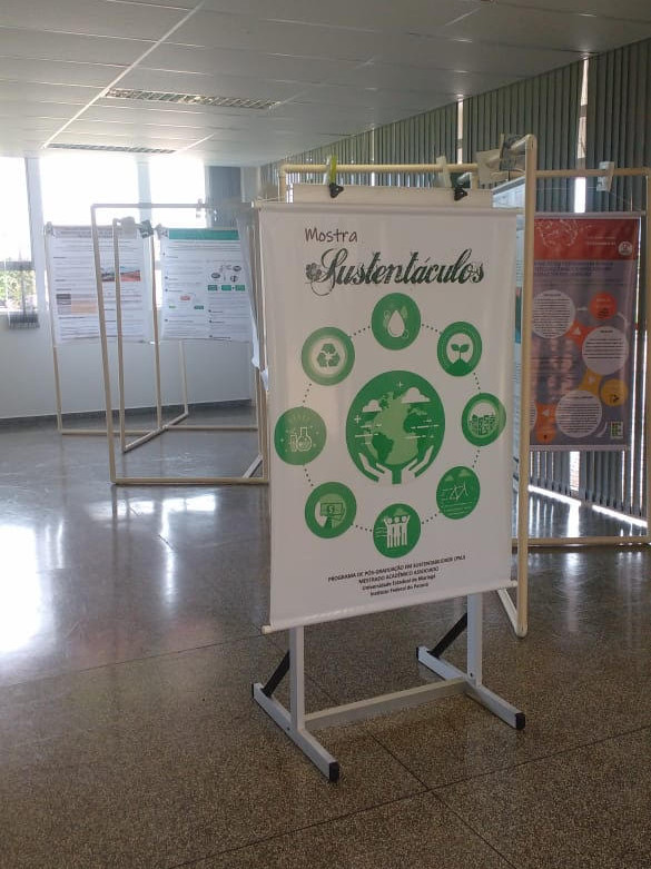 Mostra Sustentáculos no hall da biblioteca do IFPR campus Umuarama