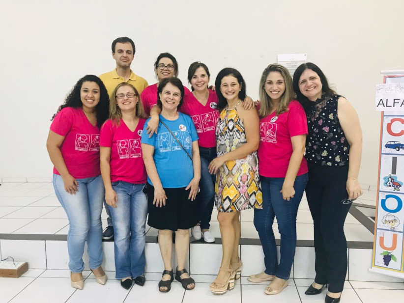 Viviane e Rosilene (NRE) com docentes da Escola de Educação Bilíngue para Surdos Anne Sulivan de Umuarama
