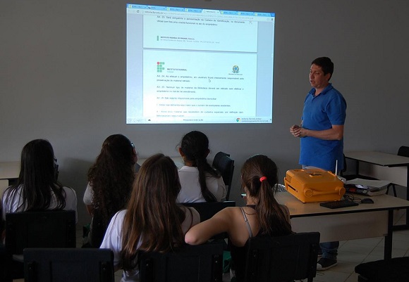 Campus Avançado Barracão realiza treinamento na biblioteca da unidade