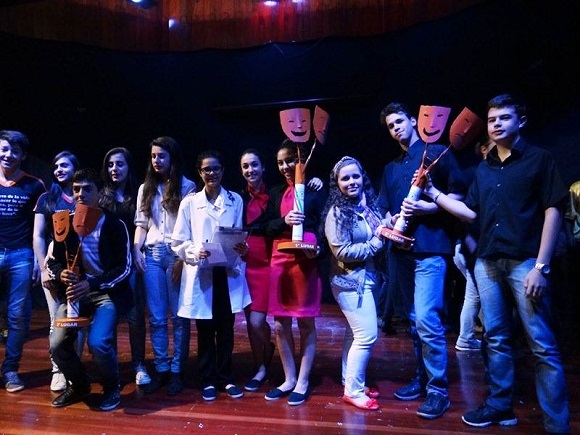 Grupo de teatro do Campus Coronel Vivida conquista 2º lugar em festival