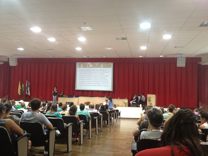 Alunos do curso FIC Produtor de Plantas Aromáticas e Medicinais do Campus Coronel Vivida participam de seminário em Francisco Beltrão