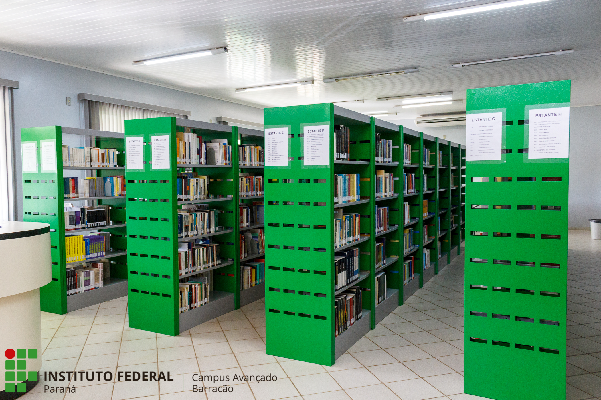 Biblioteca do Campus Avançado Barracão adquire novas estantes para livros