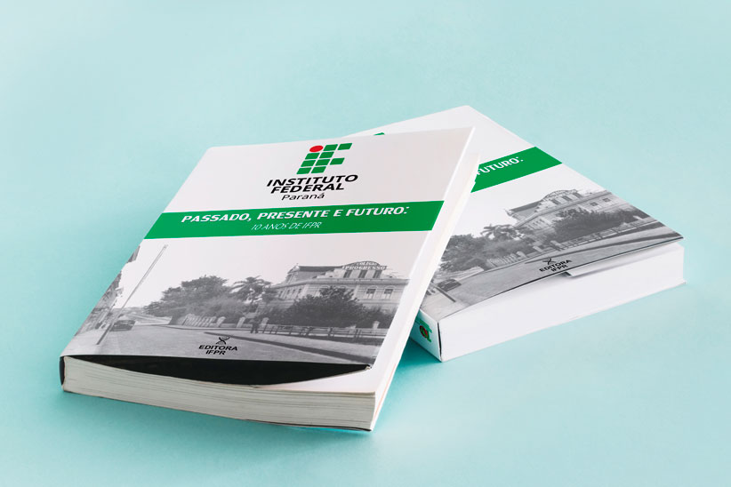 Imagem de fundo verde com dois livros com a capa do livro de 10 anos do IFPR
