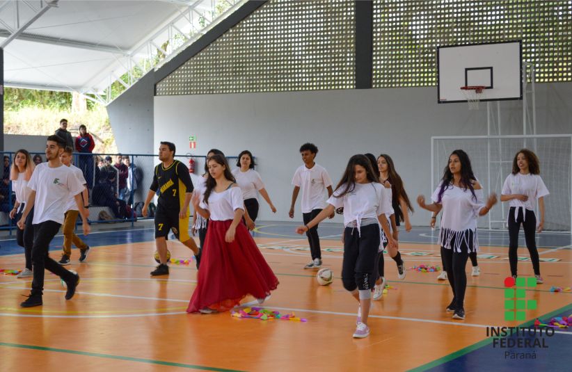 Estudantes de Paranaguá realizam apresentação de dança