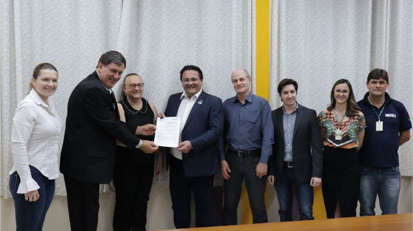 Autoridades que representam as empresas do Biopark e o IFPR posam com termo assinado que institui Centro de Referência do IFPR em Toledo