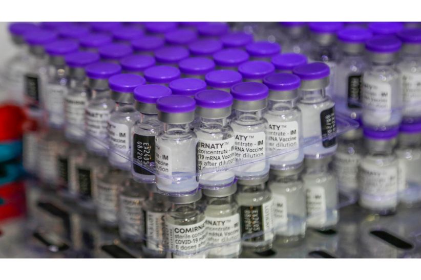 Fotografia colorida que mostra, em close, frascos da vacina contra a Covid-19.