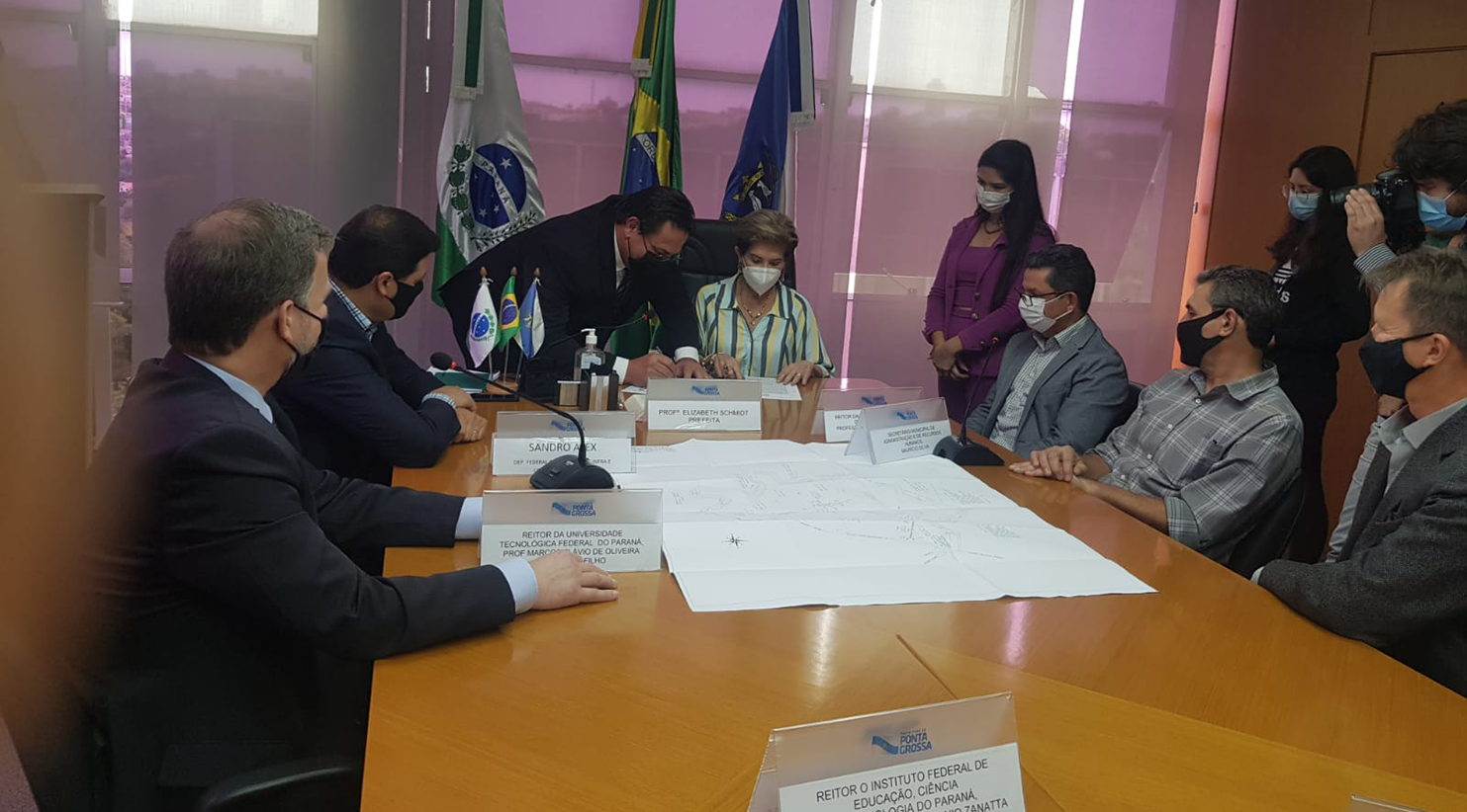 As autoridades citadas no texto aparecem na foto, tirada no Gabinete da Prefeita de Ponta Grossa.
