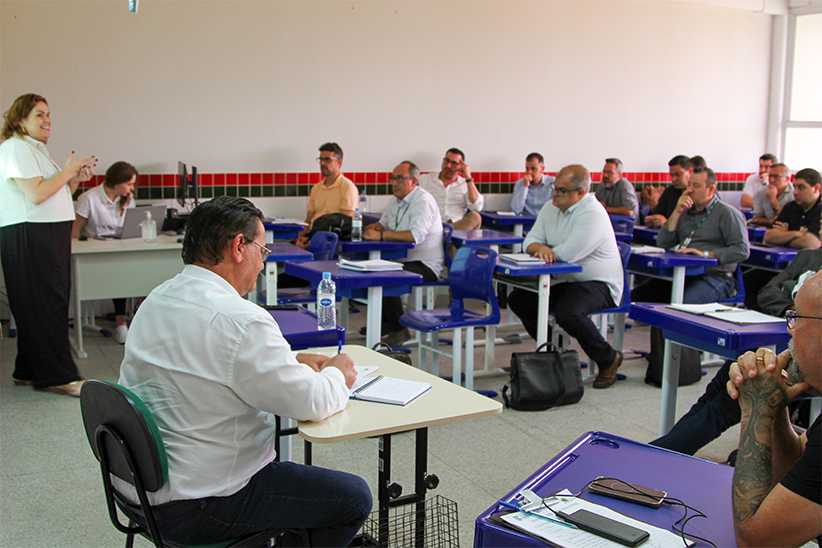 Foto dos participantes do Colégio de Dirigentes (Codir) do IFPR, reunidos em uma sala de aula Campus Telêmaco Borba