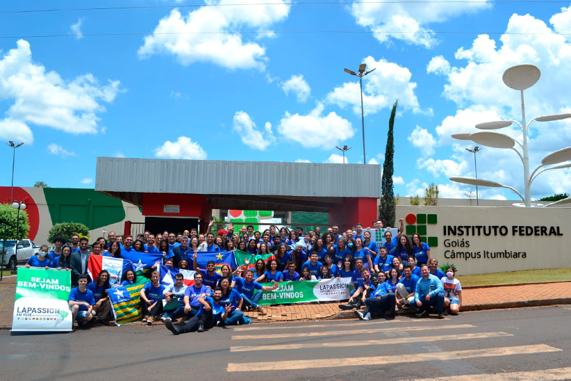 Foto dos participantes do programa Lapssion em frente ao Instituto Federal de Educação, Ciência e Tecnologia de Goiás (IFG) Campus Itumbiara