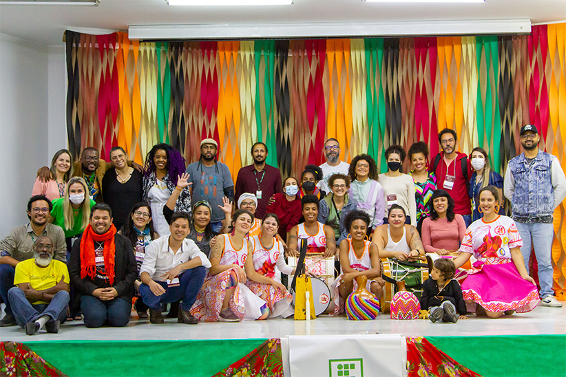 Foto com participantes do evento no palco do Campus Curitiba do IFPR