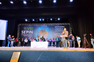 Premiados do Sepin no palco da Casa da Cultura em Telêmaco Borba, os vencedores seguram os prêmios